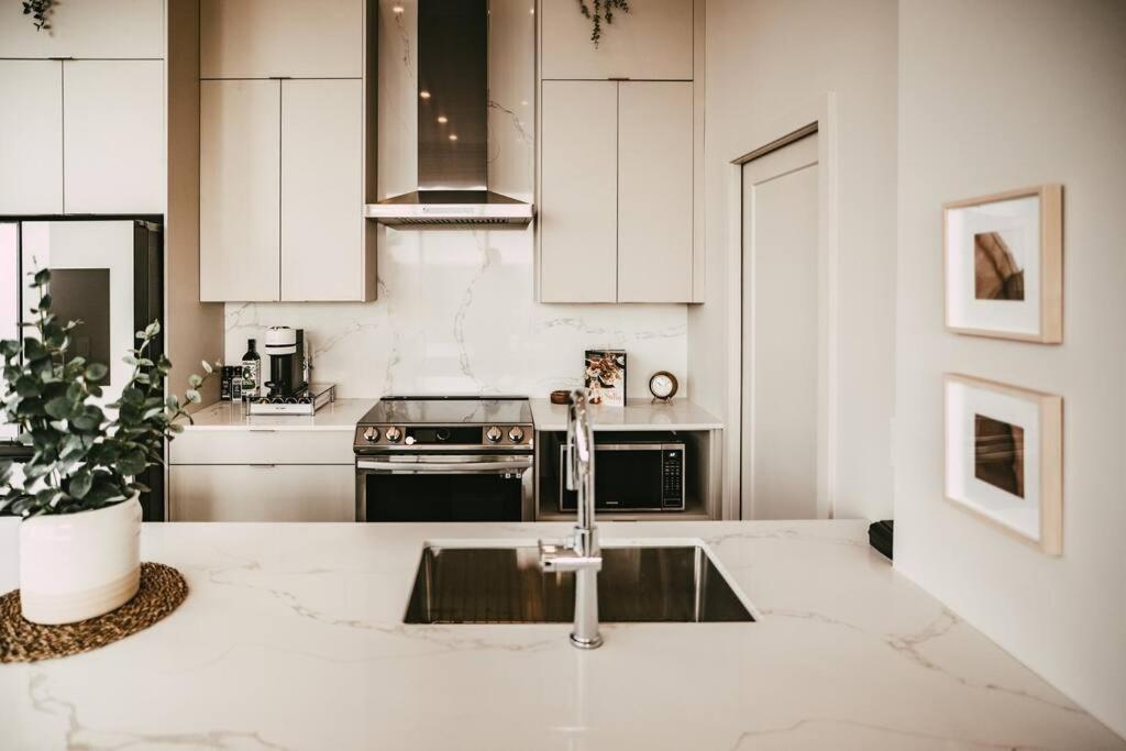 New Luxury 2Br Penthouse Apt In Central ハリファックス エクステリア 写真